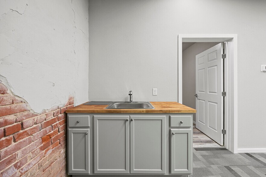 More Photos Of 111 N 4th St, Wills Point Freestanding For Sale