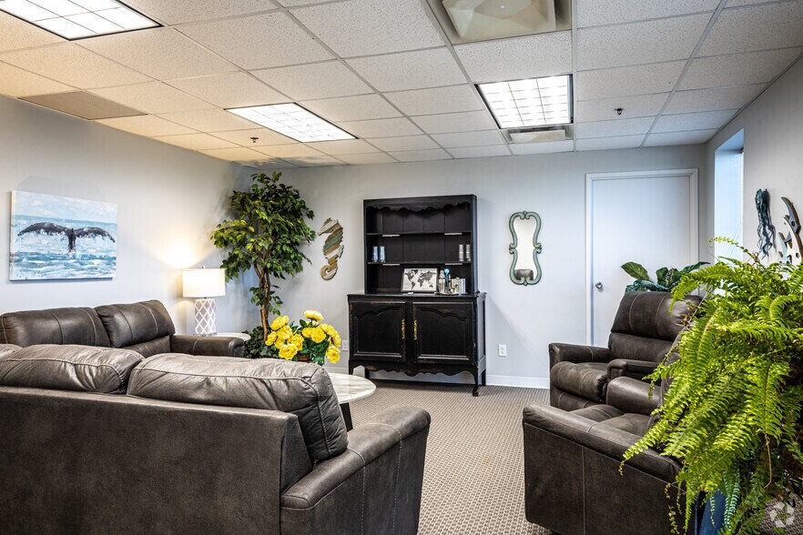 More Photos Of 5700 Broadmoor St, Mission Office For Lease