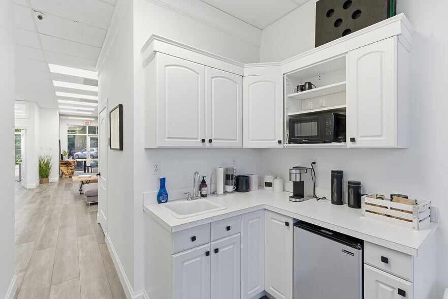 More Photos Of 3307 Northlake Blvd, Palm Beach Gardens Office For Sale