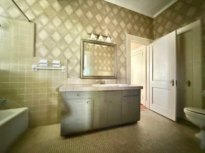 More Photos Of 718 Madison Ave N, Douglas Office Residential For Sale