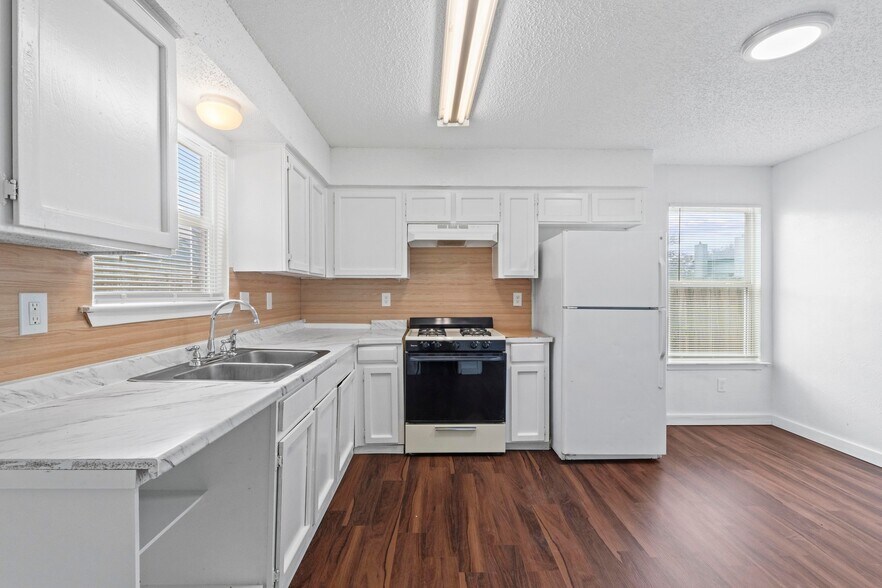 More Photos Of 6913 Wentworth Dr, Austin Multifamily For Sale