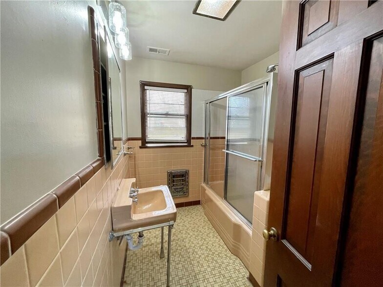 More Photos Of 311 S Main St, Springdale Office For Sale