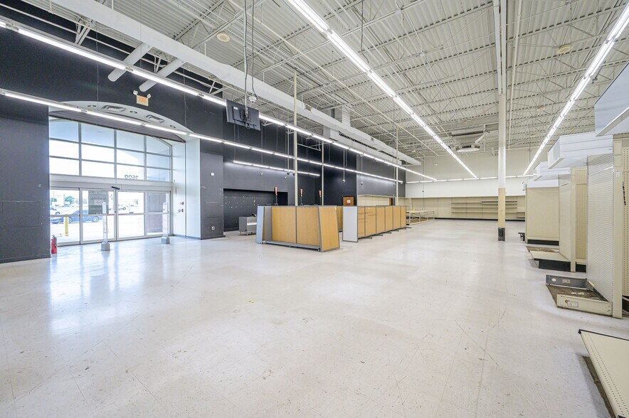 More Photos Of 28 E 15th St, Edmond Storefront For Sale