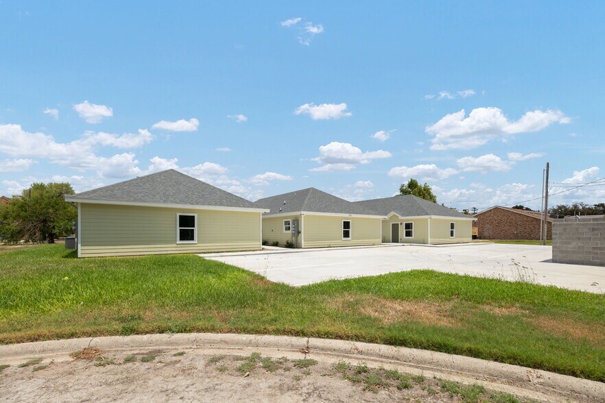 More Photos Of 222 Mahl St, Edinburg Apartments For Sale