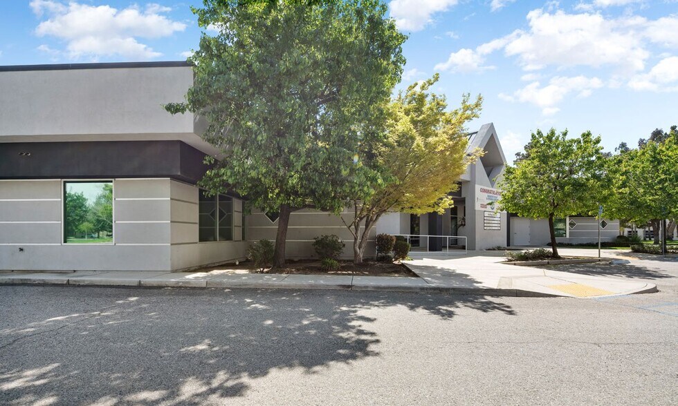 More Photos Of 1408 Commercial Way, Bakersfield Medical For Lease