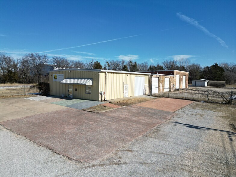 More Photos Of 400 E Jackson St, Broken Arrow Warehouse For Lease