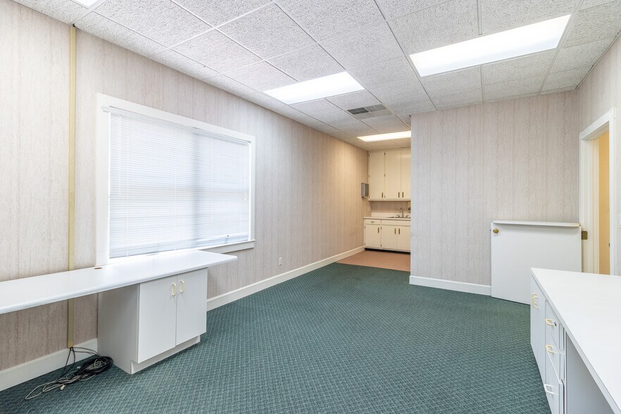 More Photos Of 1421 Ross Dr, Dalton Office For Sale