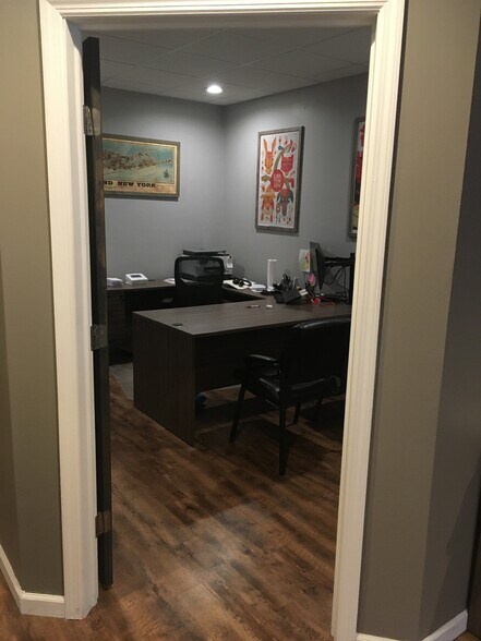 More Photos Of 140 E Main St, Huntington Storefront Retail Office For Lease