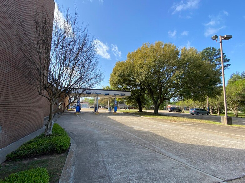 More Photos Of 1935 Airline Dr, Bossier City Bank For Sale