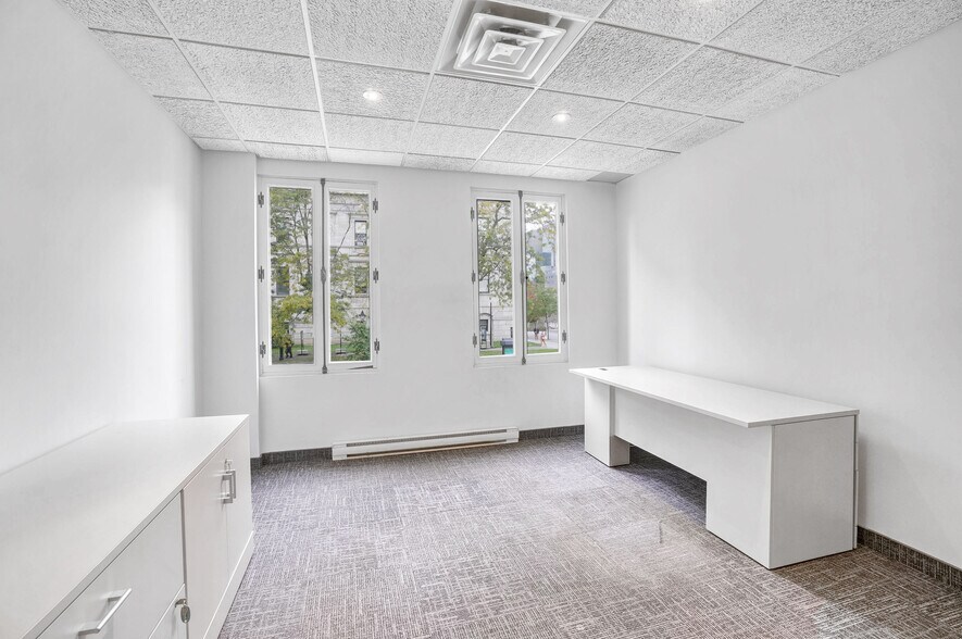 More Photos Of 164 Rue Notre-Dame E, Montréal Office For Sale