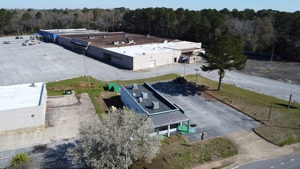 More Photos Of 303 E Oakridge Dr, Albany Medical For Sale