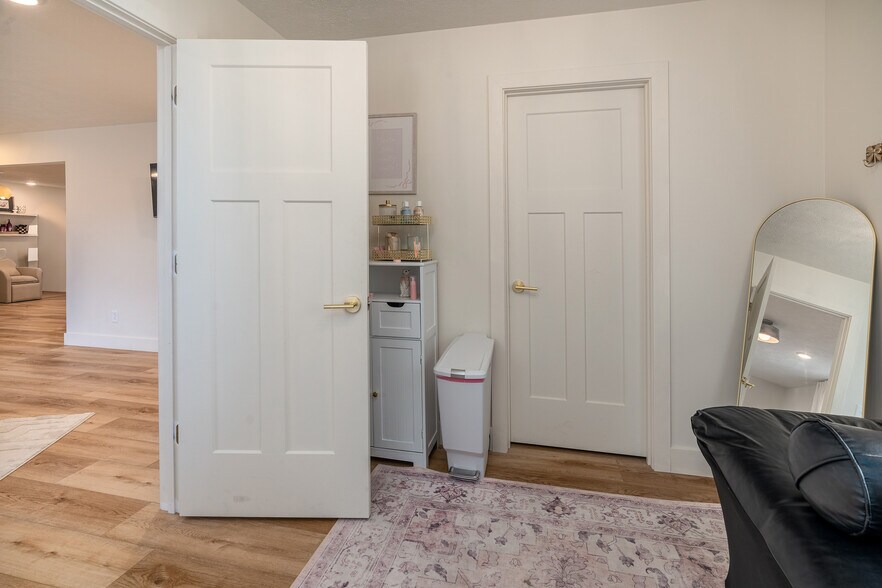 More Photos Of 709 N Carbon St, Marion Flex For Sale