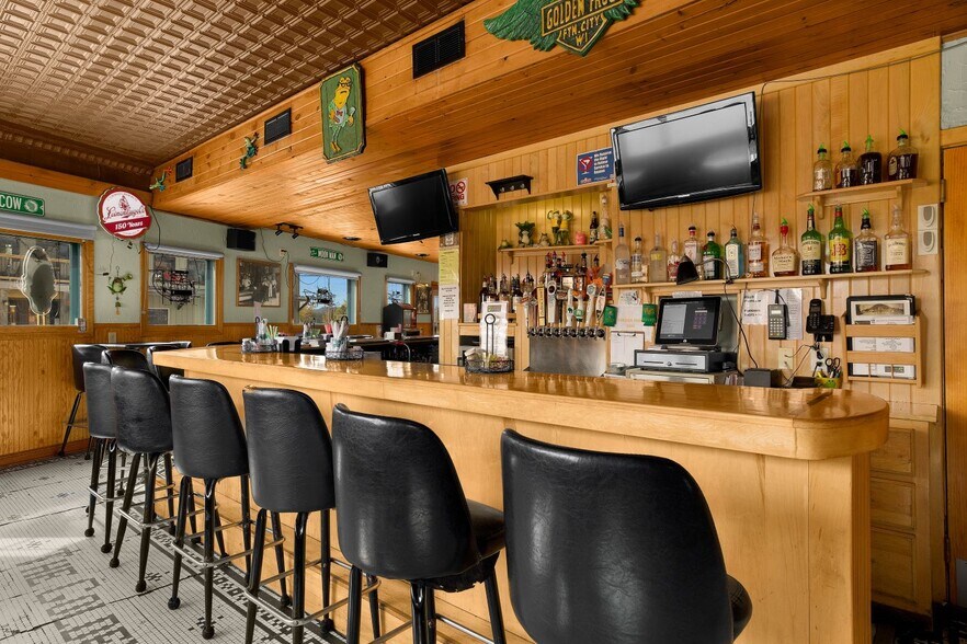 More Photos Of 112 N Shore Dr, Fountain City Restaurant For Sale