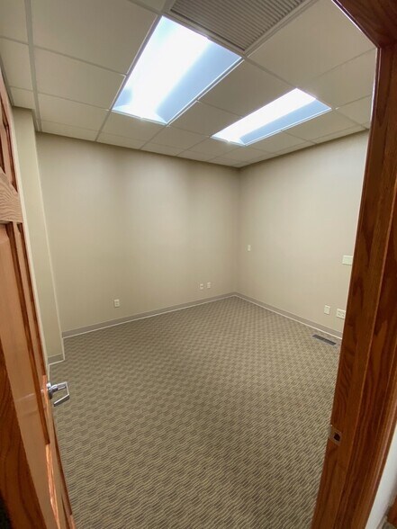 More Photos Of 1918-1928 S Washburn St, Oshkosh Office For Lease