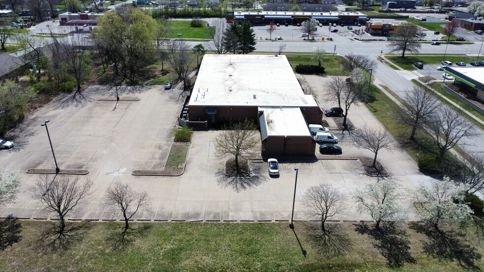More Photos Of 6200 Main St, Grandview Office For Lease