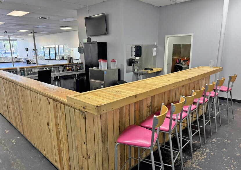 More Photos Of 1601 Isleta Blvd SW, Albuquerque General Retail For Lease