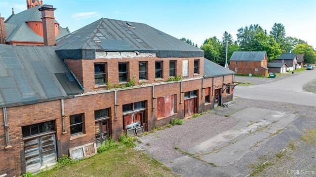 More Photos Of 808 Oak St, Calumet Office For Sale