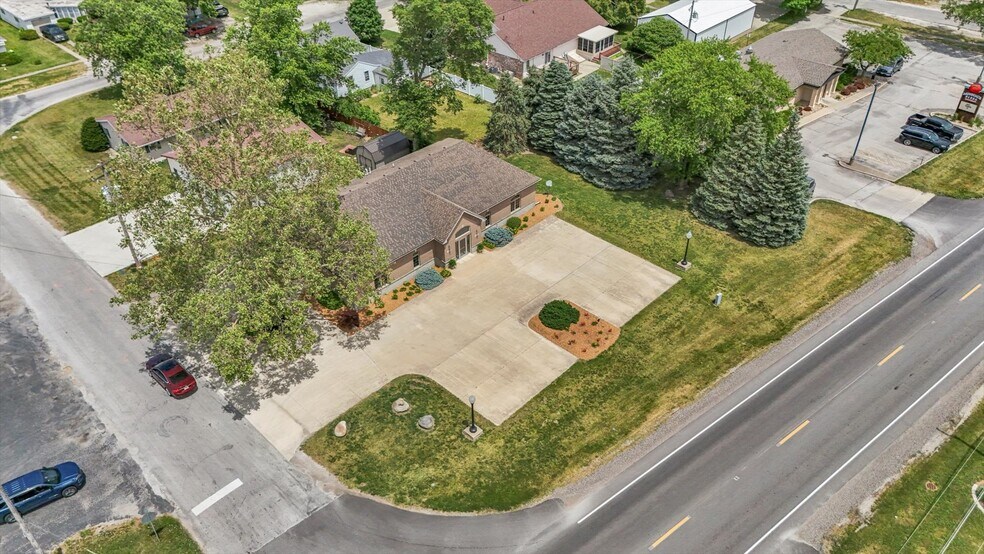 More Photos Of 606 W Oak St, Fairbury Office For Sale