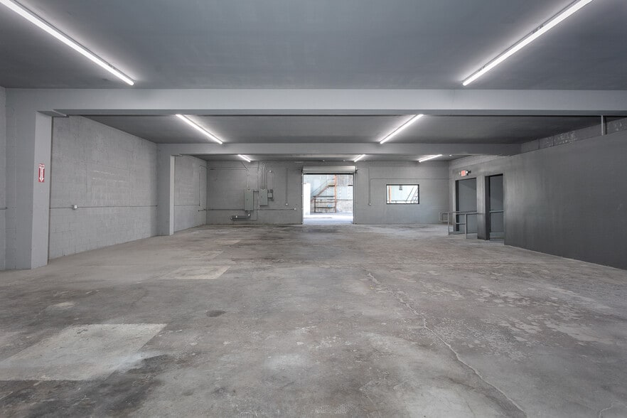 More Photos Of 9800-9820 San Fernando Rd, Pacoima Service For Lease