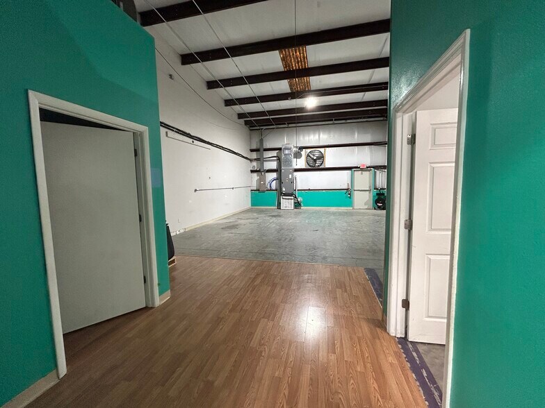 More Photos Of 2552-2558 Merchant Ave, Odessa Warehouse For Lease