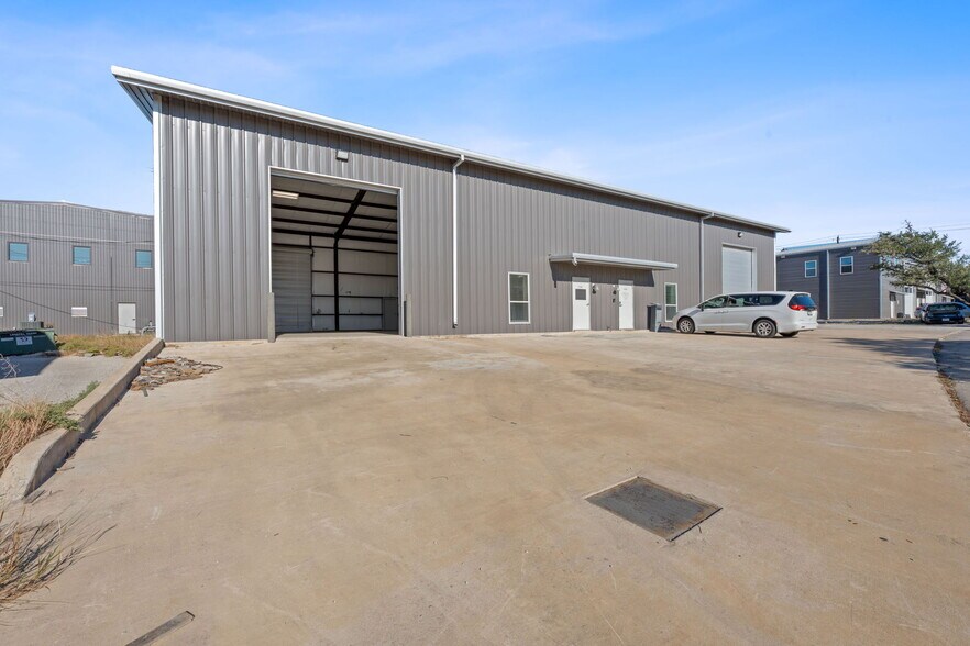 More Photos Of 14707 Fitzhugh Rd, Austin Warehouse For Lease