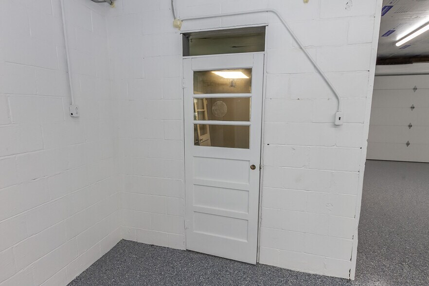 More Photos Of 925 Virginia St, Shelbyville Warehouse For Lease