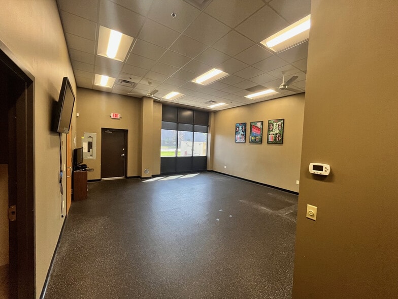 More Photos Of 100 Bridgepoint Way, South Saint Paul Showroom For Sale
