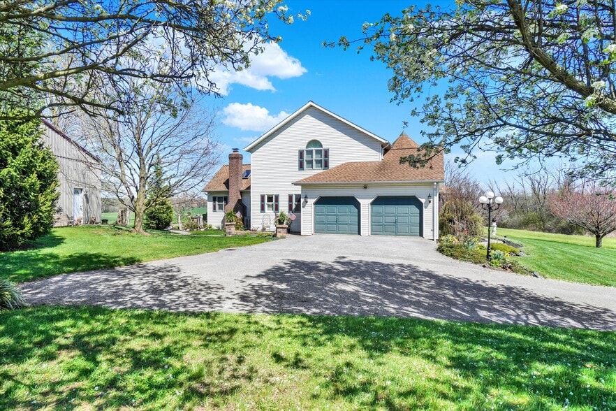 More Photos Of 2553 Roosevelt Ave, York Flex For Sale