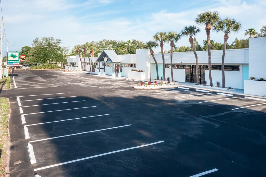 More Photos Of 3801 Bee Ridge Rd, Sarasota Storefront For Sale