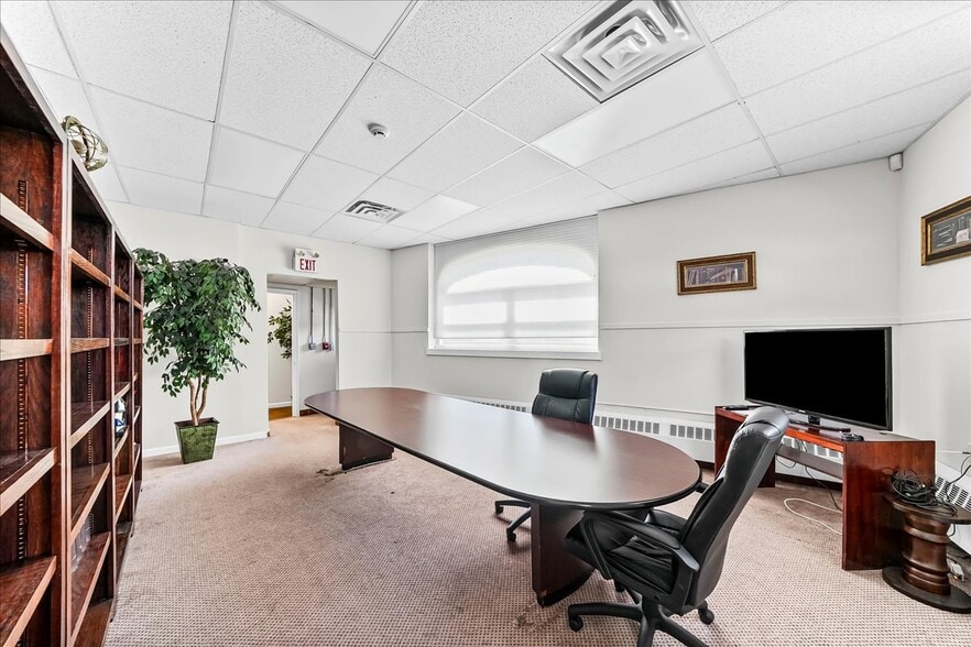 More Photos Of 101 E Darby Rd, Havertown Office For Sale