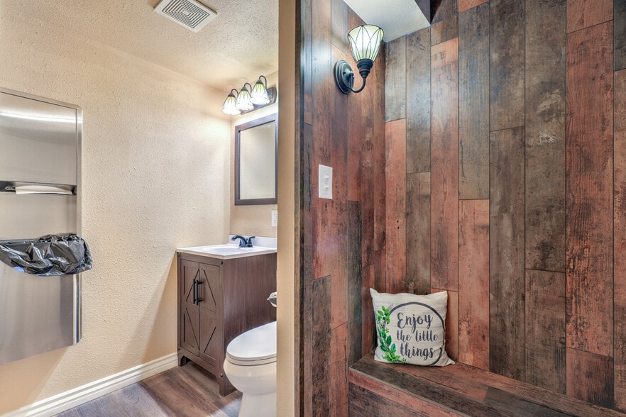 More Photos Of 211 W Atlantic Ave, Henderson Office For Sale