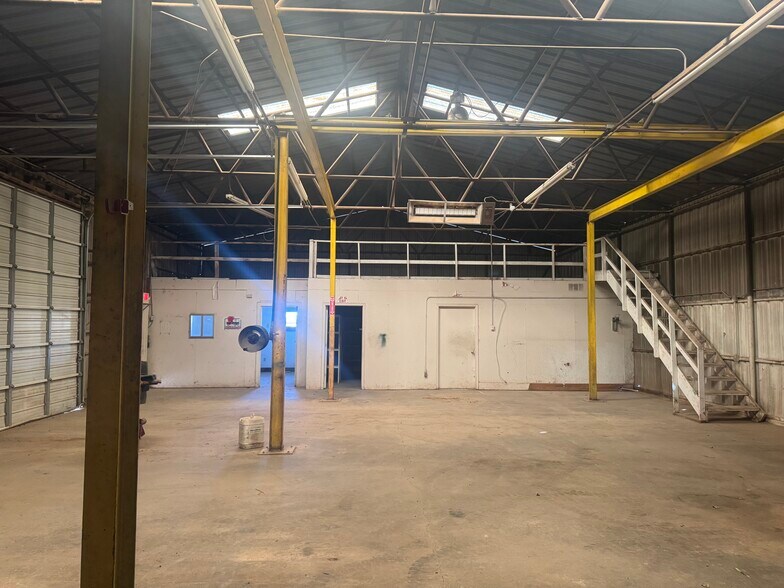 More Photos Of 509 Ponca, Lindsay Industrial For Sale