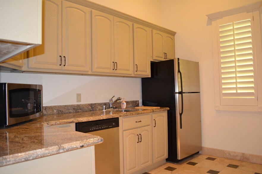 More Photos Of 154 N Festival Dr, El Paso Office For Sale