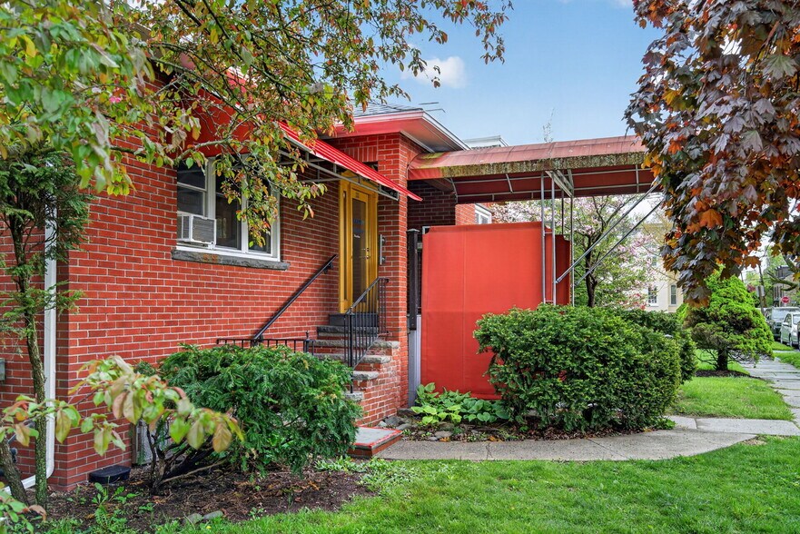 More Photos Of 111 Maiden Ln, Kingston Medical For Sale