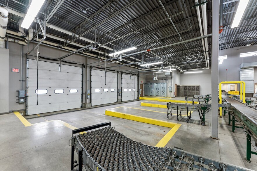 More Photos Of 11180 86th Ave N, Osseo Flex For Lease