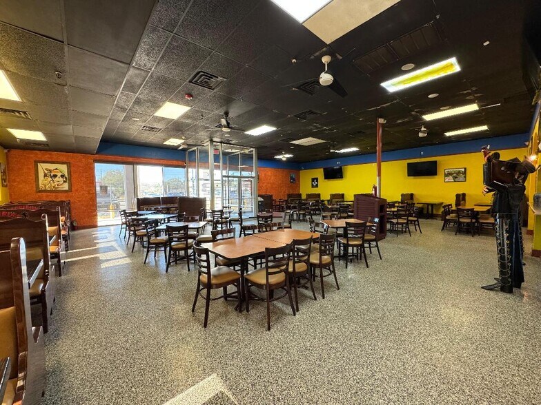 More Photos Of 1906-1908 N Frazier St, Conroe Health Club For Lease
