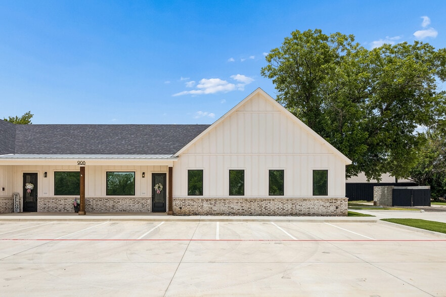 More Photos Of 908 Cresthaven Dr, Euless Showroom For Lease