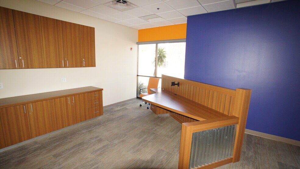 More Photos Of 500 S Palm Canyon Dr, Palm Springs Office For Lease