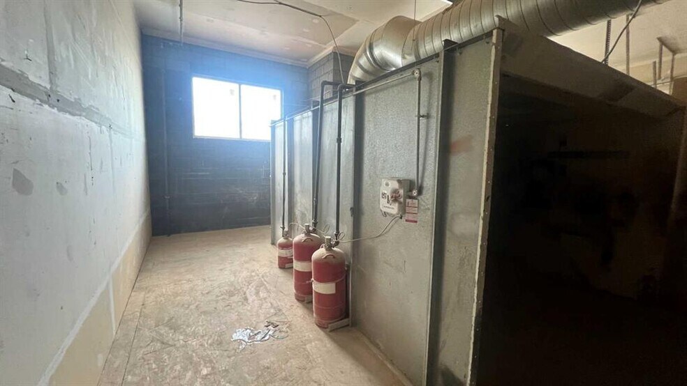 More Photos Of 5150 47th St NE, Calgary Auto Repair For Sale