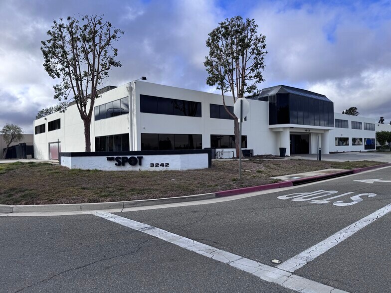 More Photos Of 3242 S Halladay St, Santa Ana Light Distribution For Lease