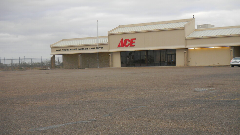 Primary Photo Of 100 N US Highway 77, Raymondville General Retail For Sale