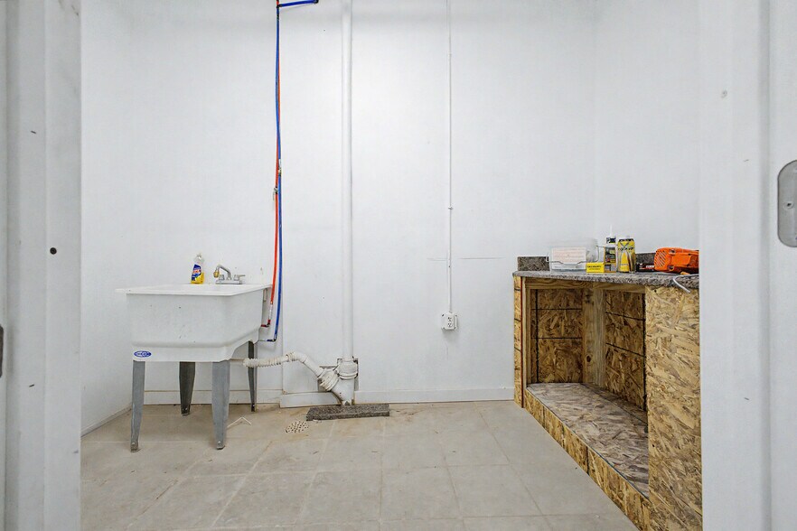 More Photos Of 19323 W Warren Ave, Detroit Storefront Retail Residential For Lease