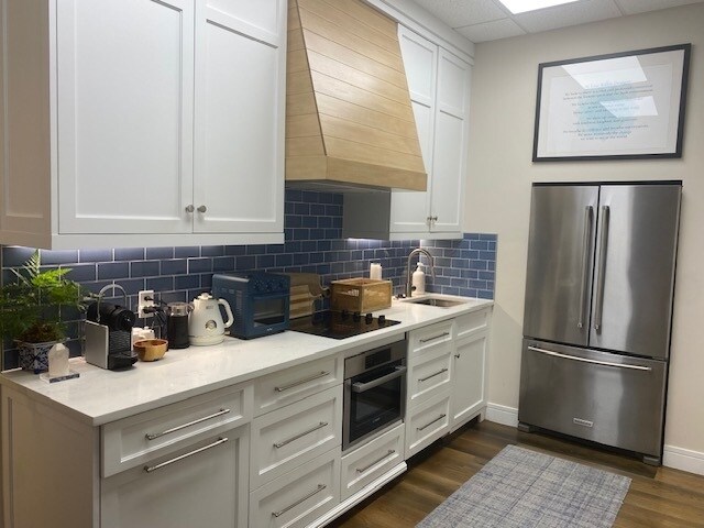 More Photos Of 1148 Goodlette Rd N, Naples Office For Sale