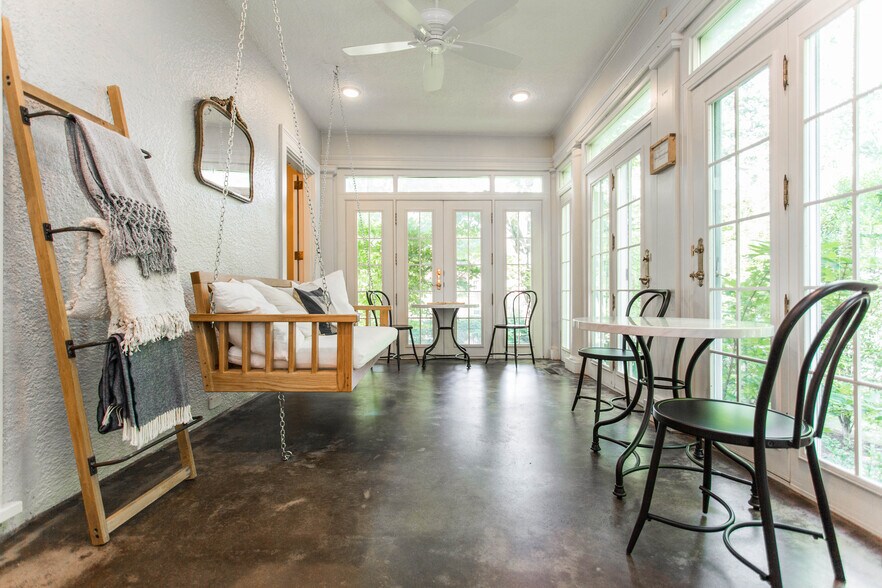 More Photos Of 116 E 46th St, Kansas City Hospitality For Sale