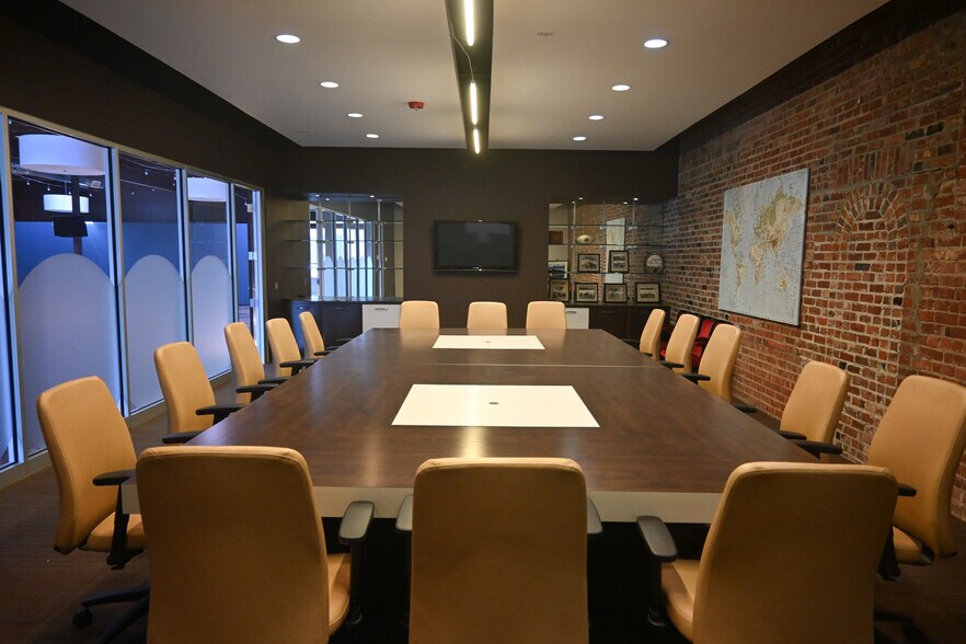 More Photos Of 2566 Leavenworth St, Omaha Storefront Retail Office For Sale