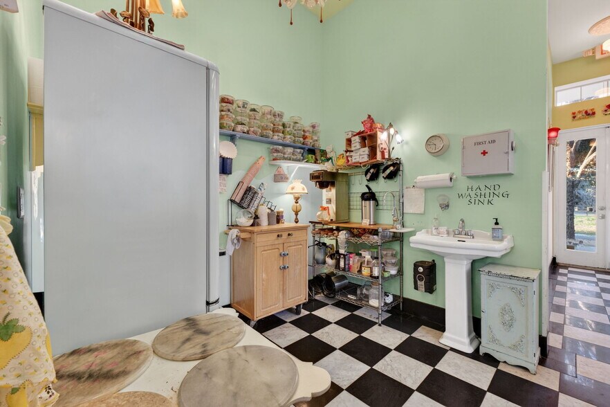 More Photos Of 197 E Church St, Deland Restaurant For Sale