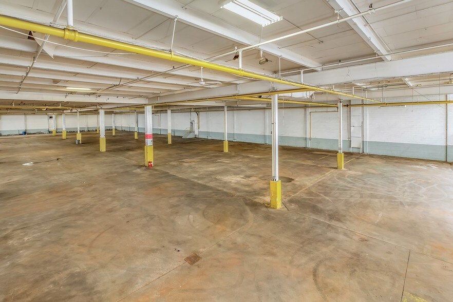 More Photos Of 1275 Oak Point Ave, Bronx Warehouse For Lease