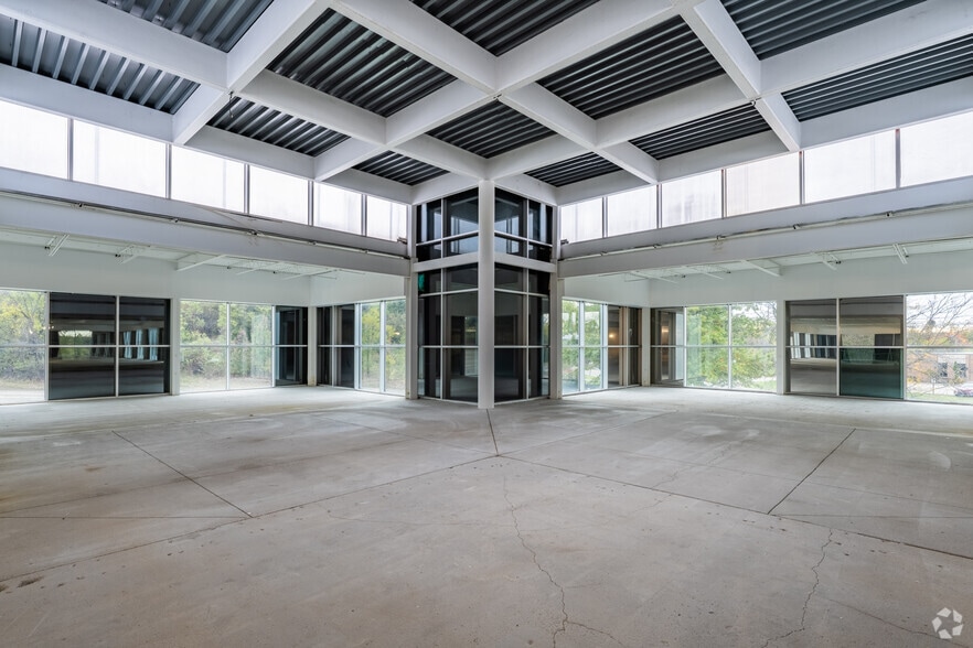 More Photos Of 173 Industry Dr, Pittsburgh Showroom For Lease