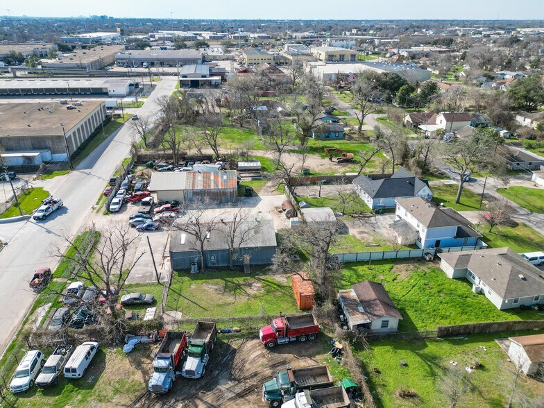 More Photos Of 215 Bennington St, Houston Warehouse For Sale