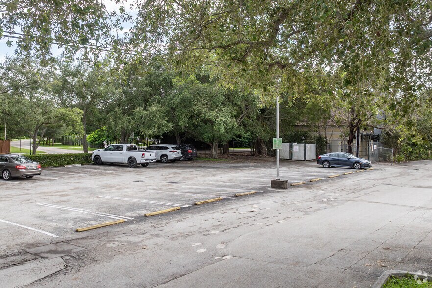 More Photos Of 11205 S Dixie Hwy, Pinecrest Bank For Lease
